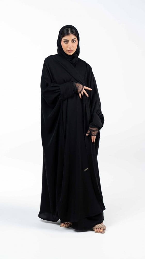 عباية بياقة طويلة واكمام تل منقط