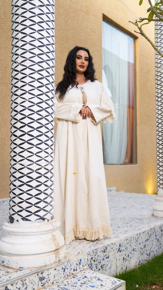 جلابية بلون سكري مزينه بهدب