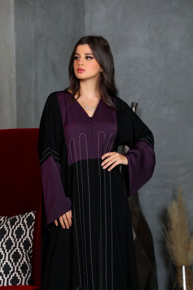 عباية بقصة صدر بنفسجي وخطوط بيضاء