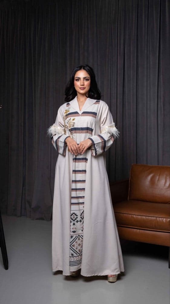 جلابية مطرزة مزينة باكمام ريش