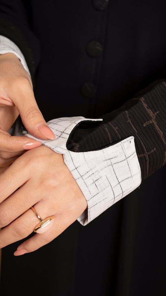 عباية بياقه واكمام بيضاء