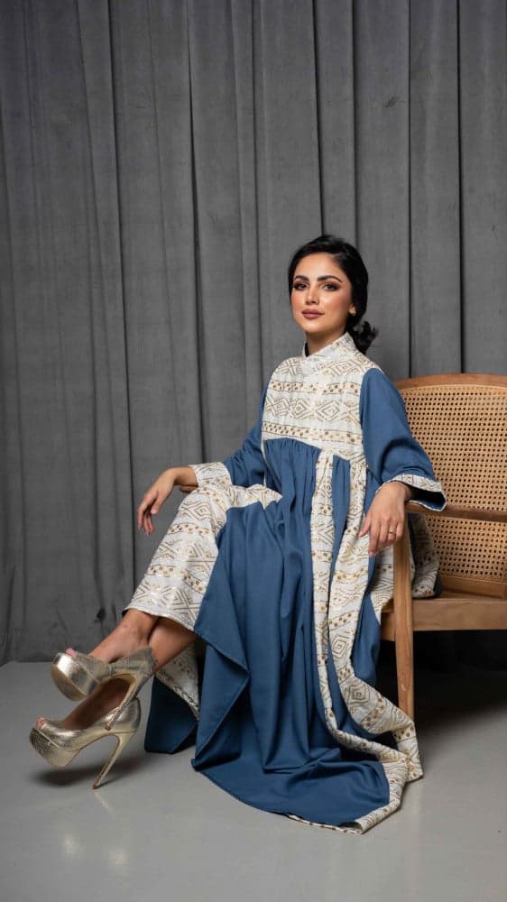 جلابية كحلي وبيج بقصات طولية