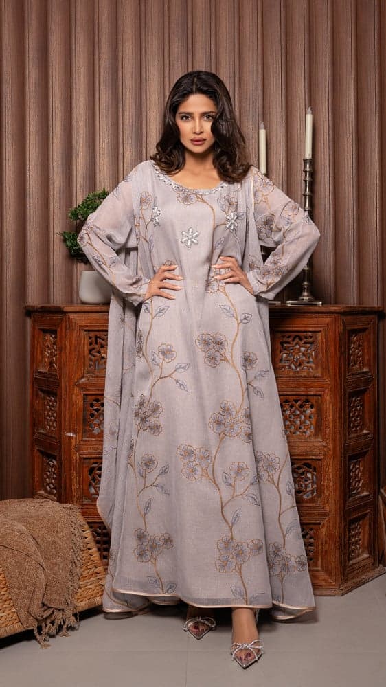 جلابية مطرزة مع فستان داخلي