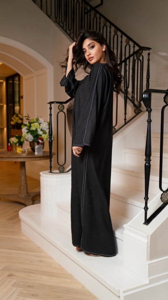 عباية اسود بخيوط ابيض