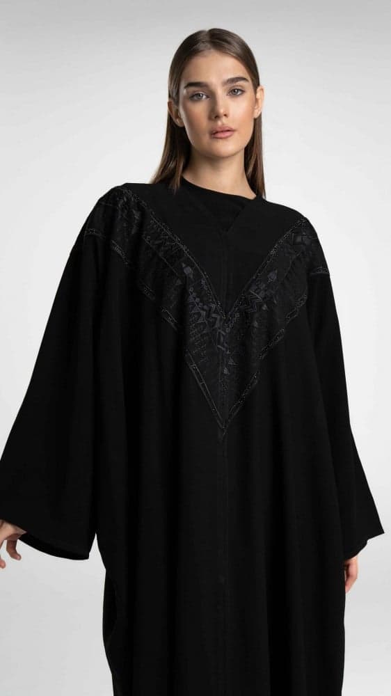 عباية سوداء بتطريز مثلث