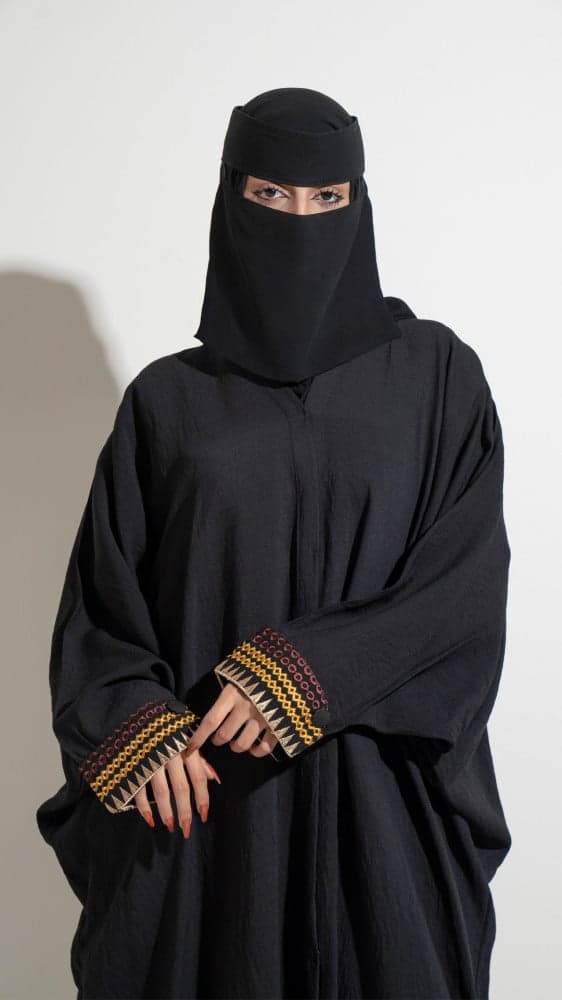 عباية سوداء باكمام  مطرزة سدو