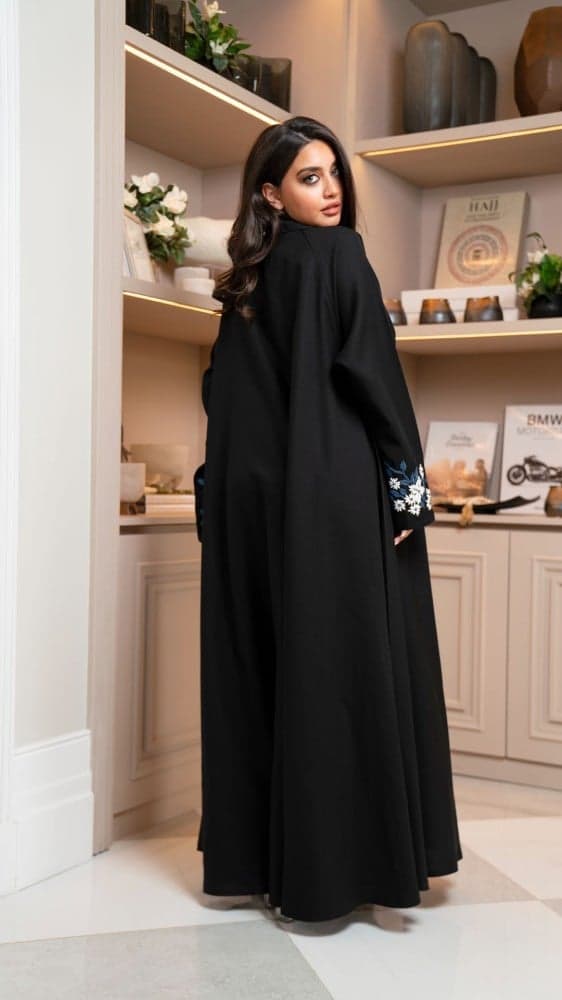 عباية رسمية بتطريز كحلي وابيض