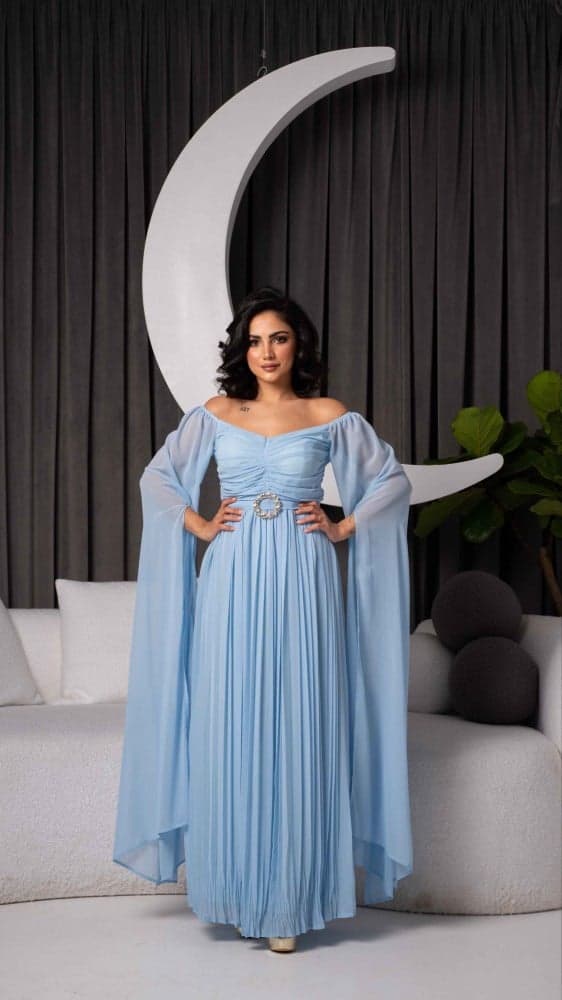 فستان سماوي بحزام واكمام طويلة