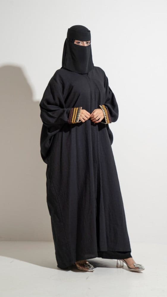 عباية سوداء باكمام  مطرزة سدو