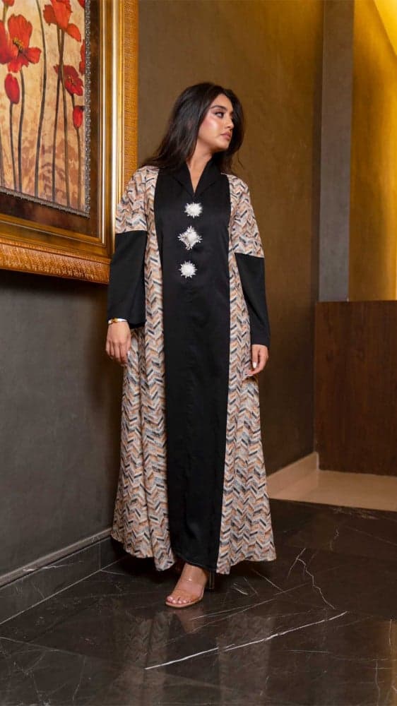 جلابية بطبعات من الجانين وتطريز فخم