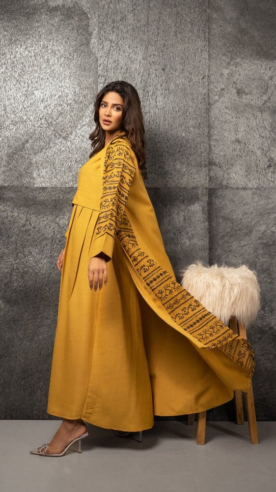 جلابية قطعتين مطرزة باسود