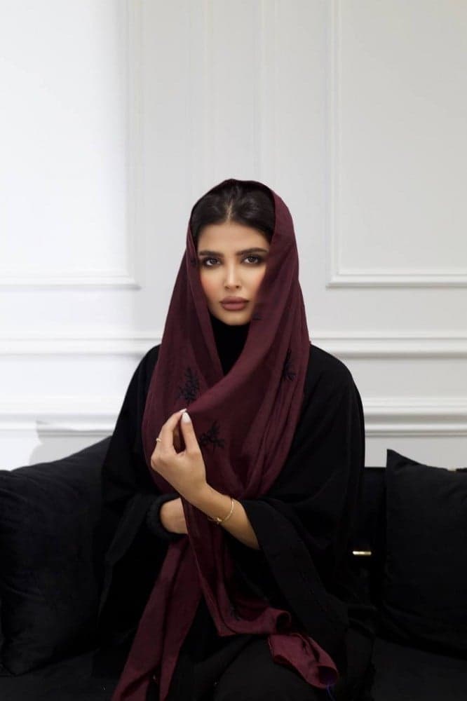 طرحة عنابي بتطريز اسود