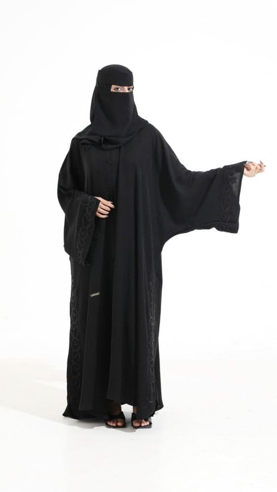 عباية فضفاضة باكمام مطرزة