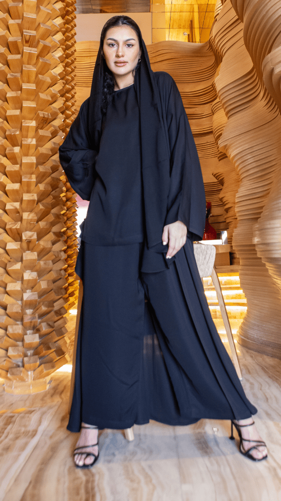 عباية ببنطلون وبلوزة