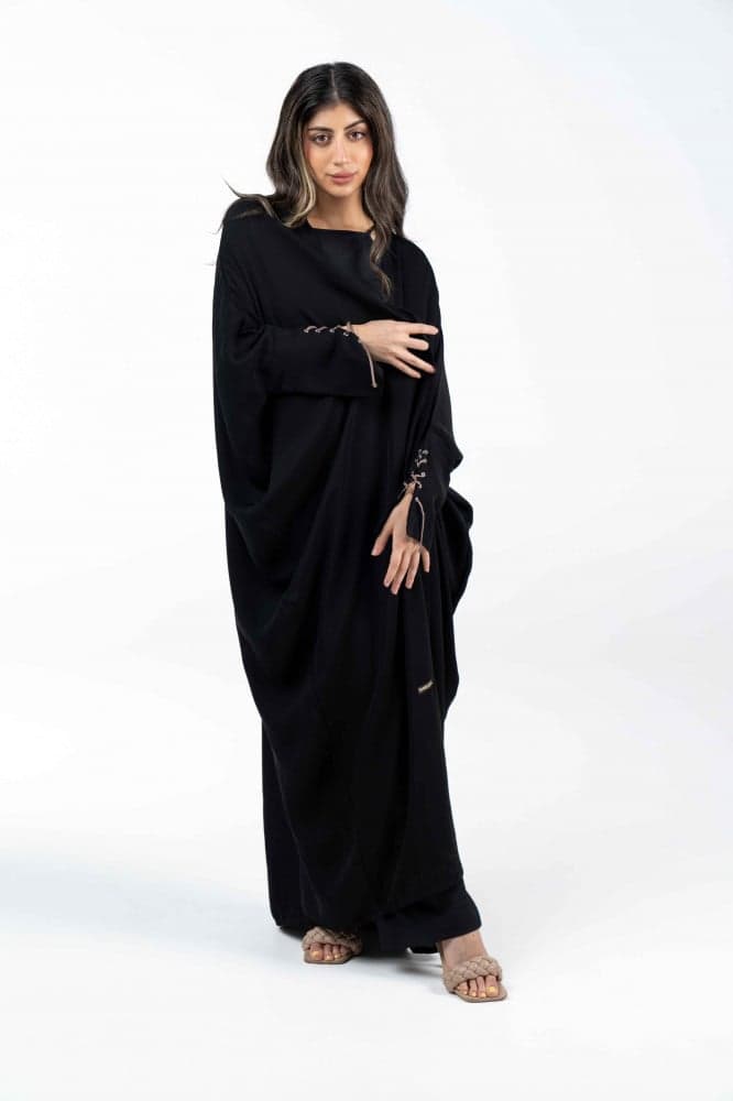 عباية سوداء بربطة اكمام بيج