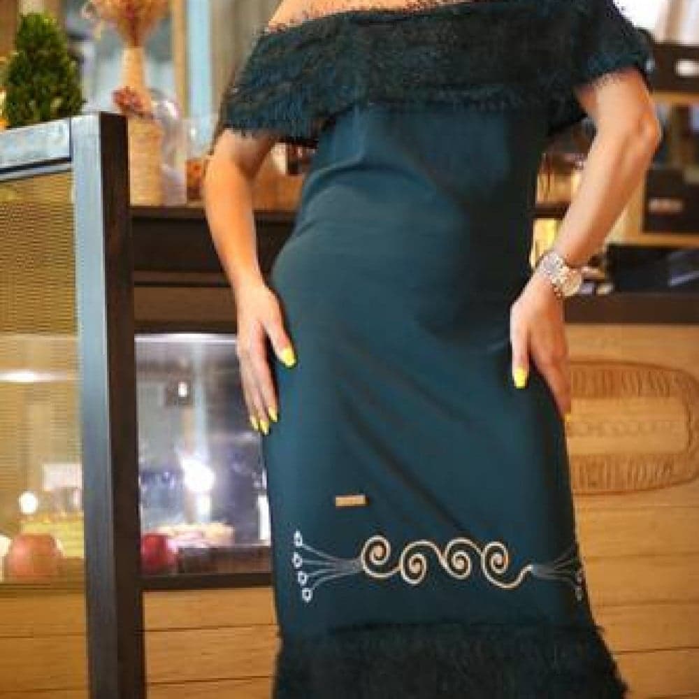 فستان زيتي طويل بقصة ناعمة