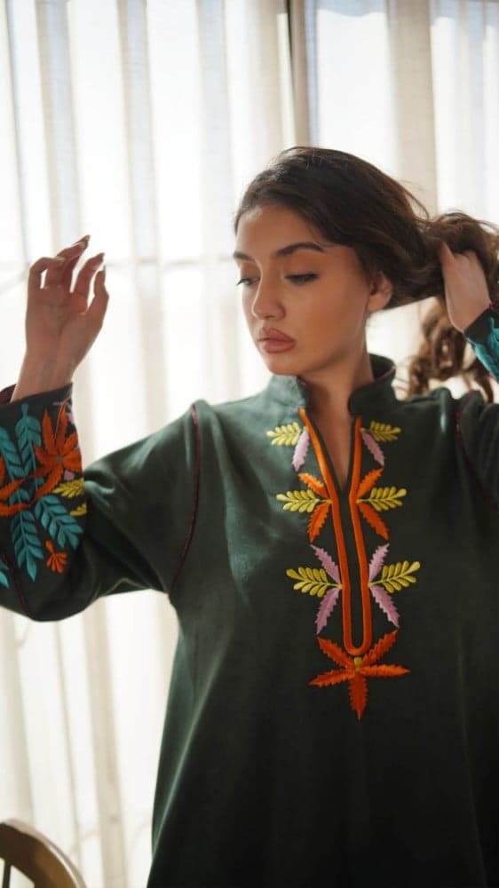 جلابية شتوية بلون زيتي