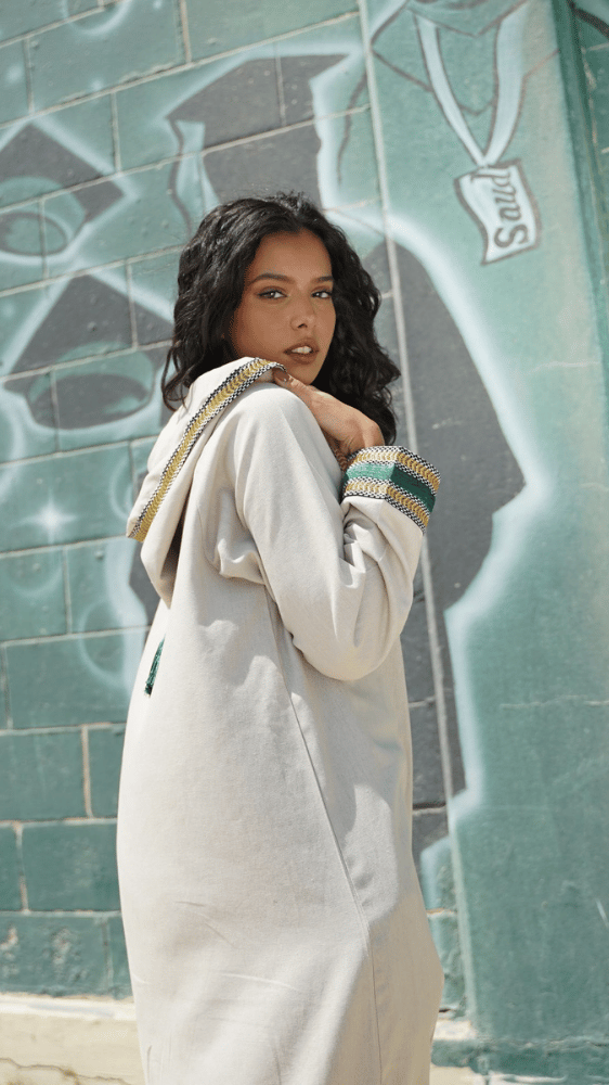 عبايه بيج بقبعة سدو