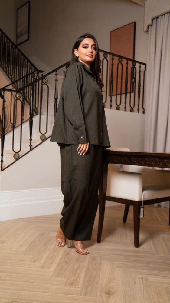 طقم قميص وبنطلون زيتي