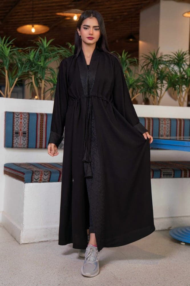 عباية برباط على الخصر