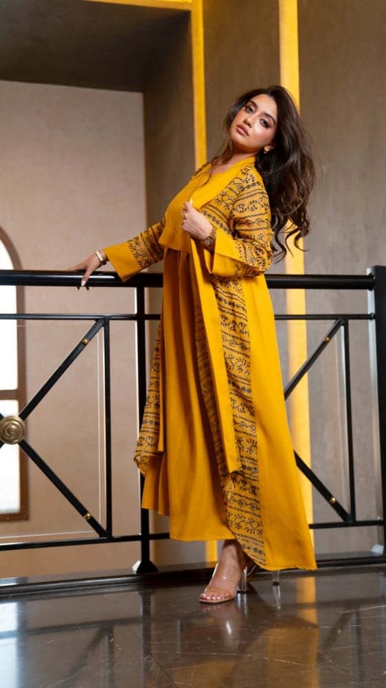 جلابية قطعتين مطرزة باسود