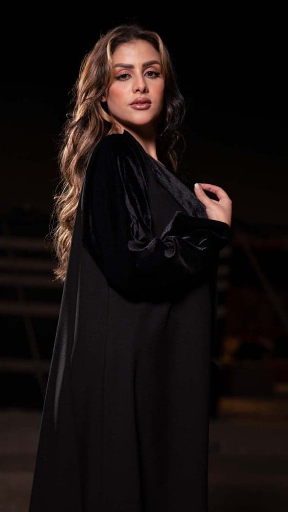 عباية شتوية بياقه واكمام قطيف