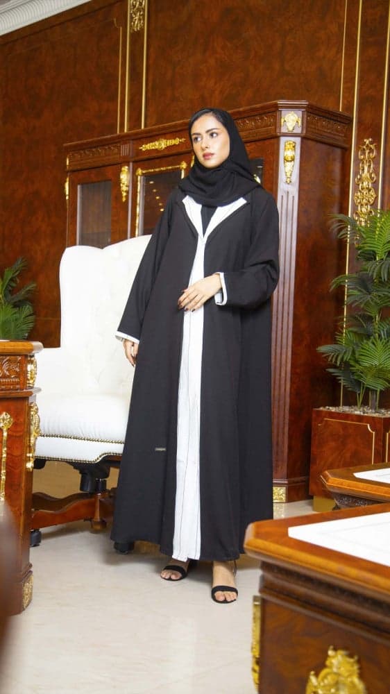 عباية رسميه بقطعة مشبوكه فيها مقلمه