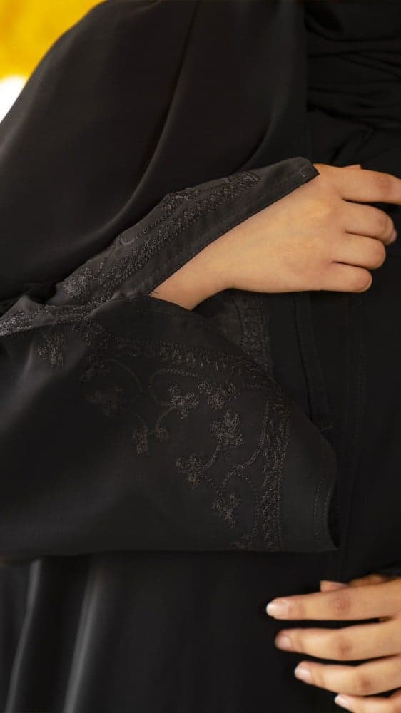 عباية بتطريز اسود على الاكمام والجوانب
