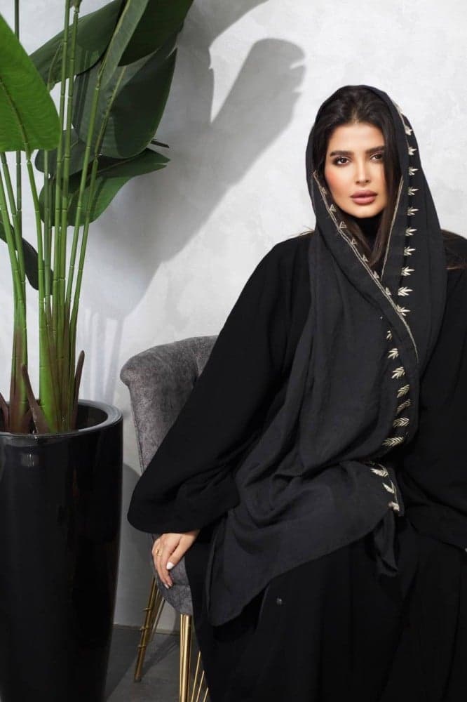 طرحة اسود مطرزه بابيض