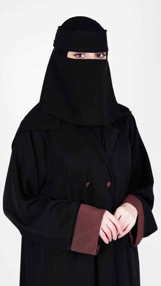 عبايه جاكيت مزينه باللون البني ولها جيوب