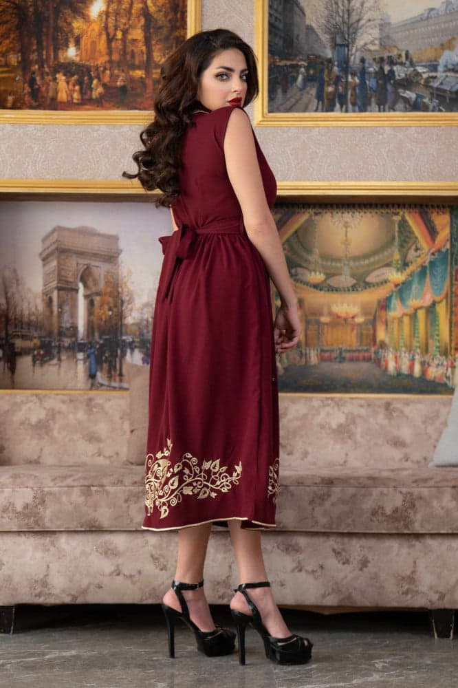 فستان عنابي مطرز بدون اكمام