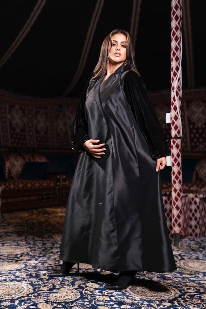 عباية شتوية بياقة رسميه واكمام قطيف