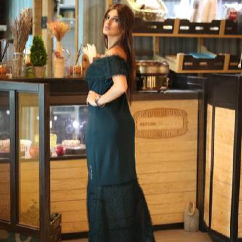 فستان زيتي طويل بقصة ناعمة