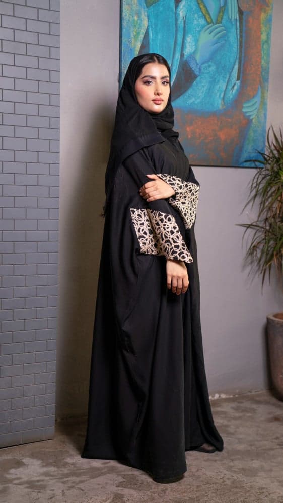 عباية بشت اكمام مطرزة ذهبي