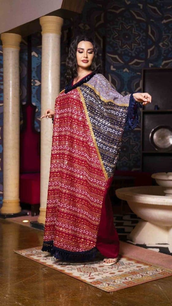 جلابية مطرزة بقصة واسعة