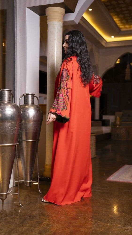 جلابية بلون برتقالي مطرزة