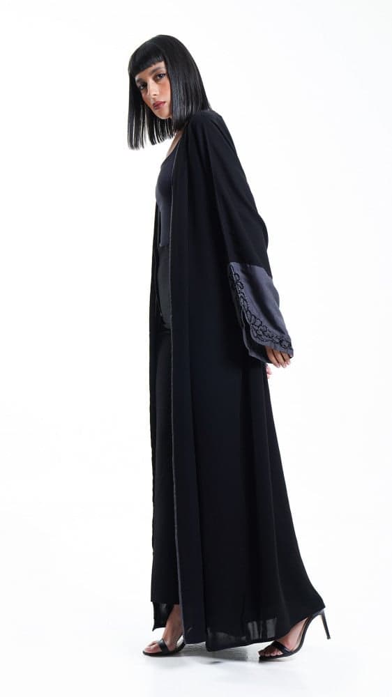 عباية سوداء باكمام رمادي مطرزة