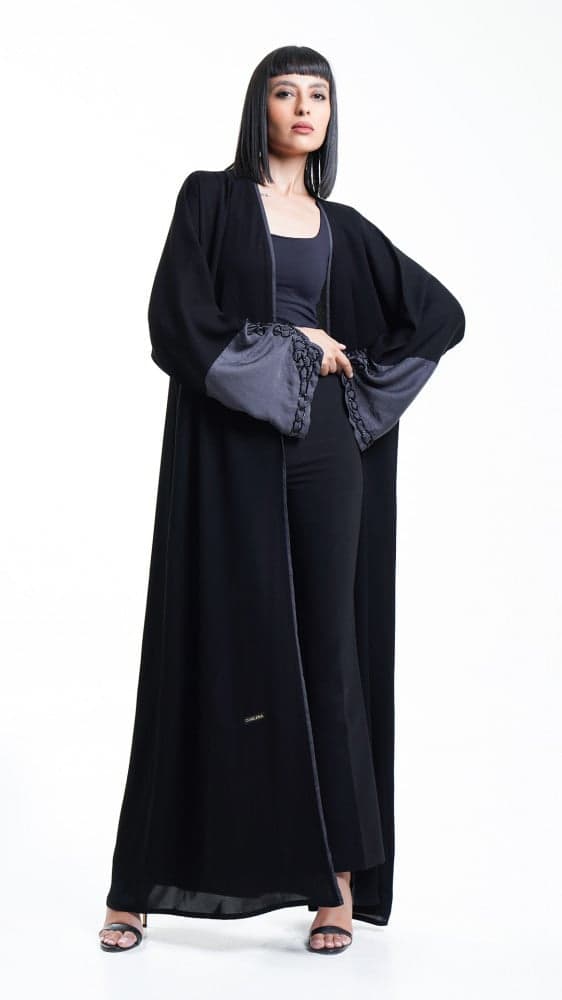 عباية سوداء باكمام رمادي مطرزة