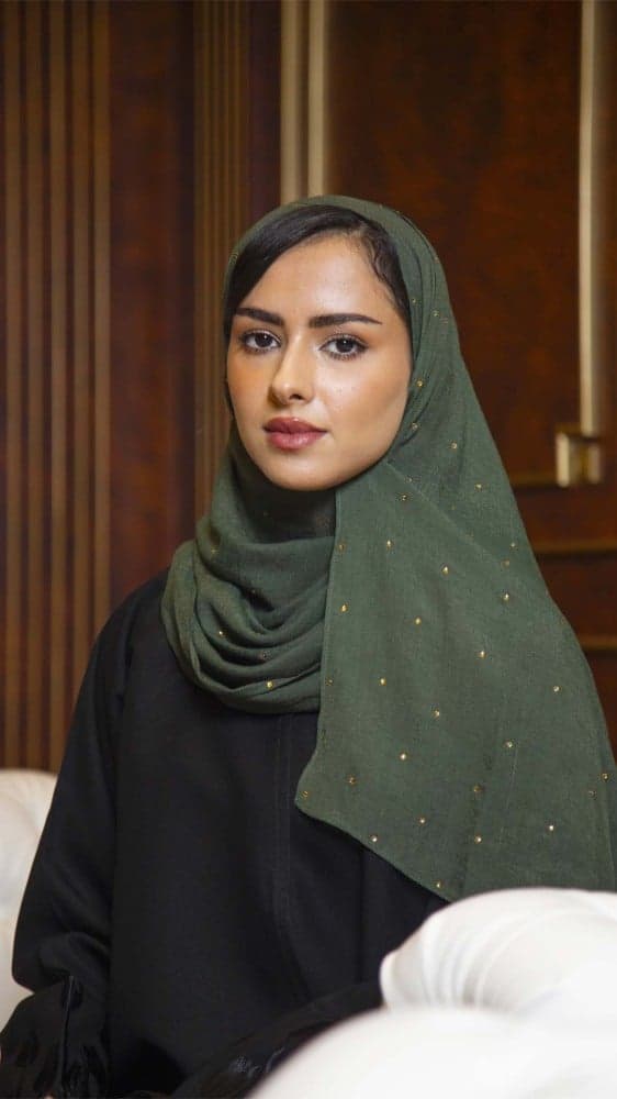 طرحة زيتي مزينه بفصوص ذهبي