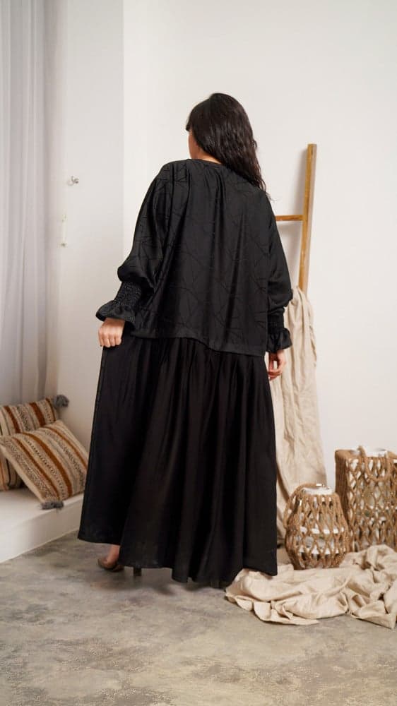 عباية سوداء فخمة برسوم هندسية و كسرات من الخلف