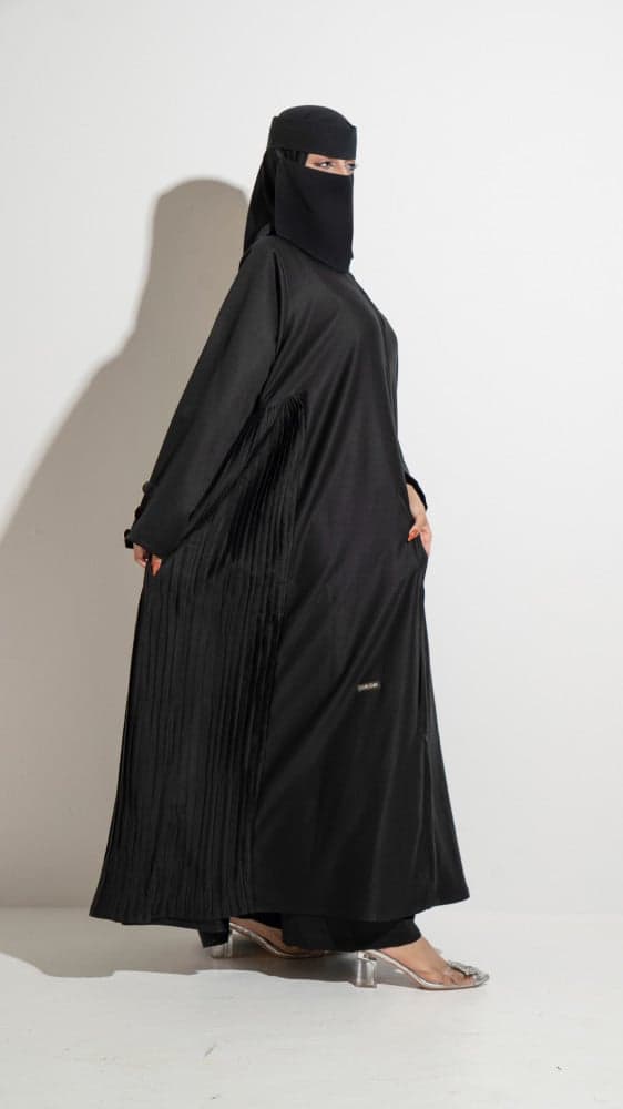 عباية سوداء بقصة جانبية