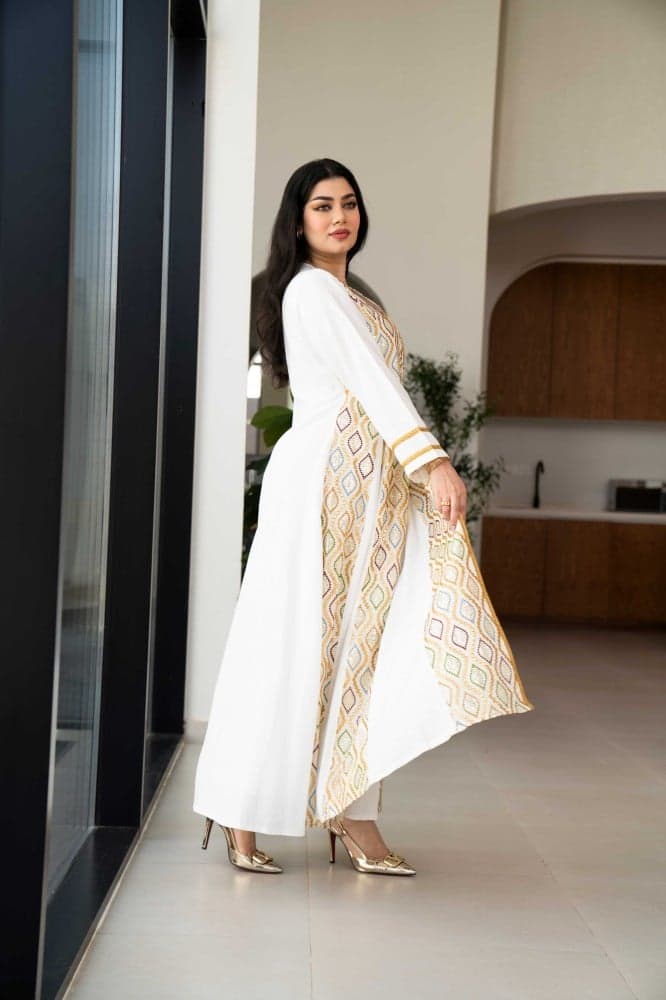 جلابية لف بلون ابيض مطرزة بذهبي