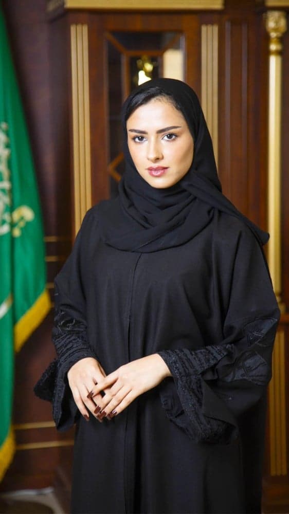 عباية باكمام مطرزه ومثنيه