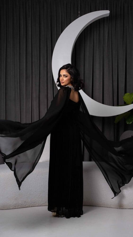 فستان اسود بحزام واكمام طويلة