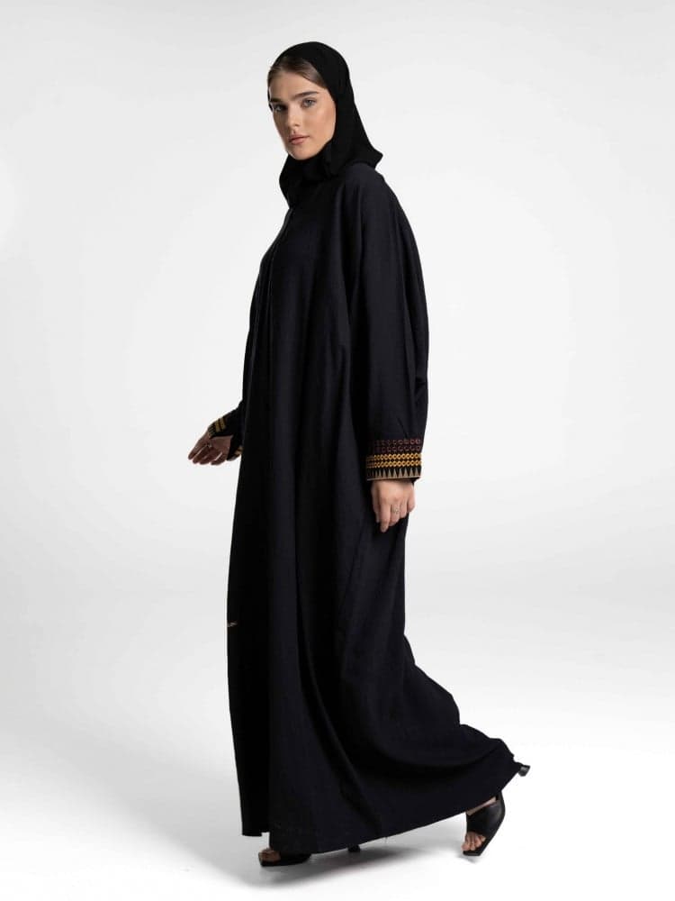 عباية سوداء باكمام  مطرزة سدو