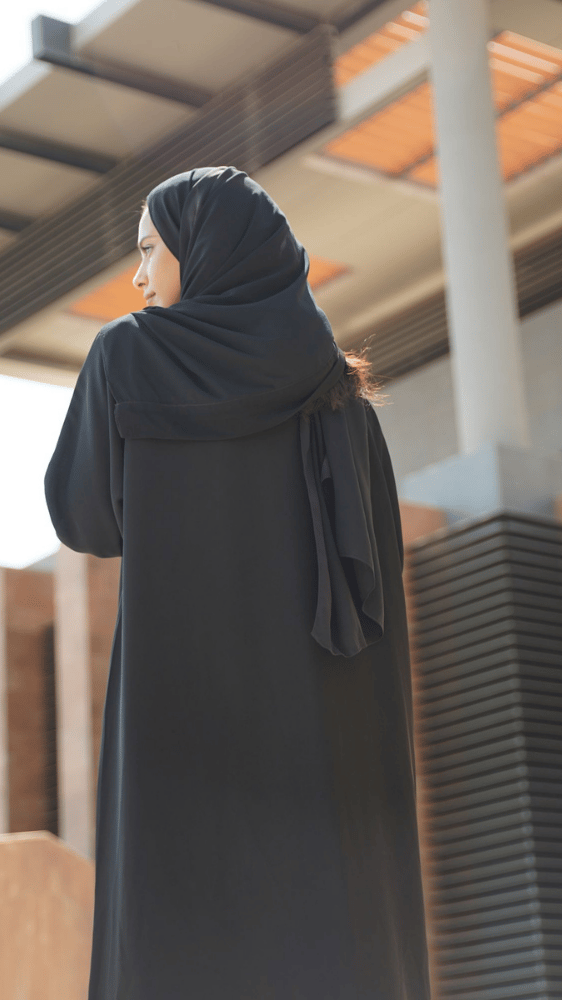 عباية سوداء مع فستان وردي