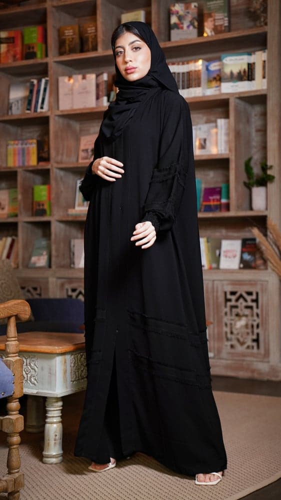 عباية بكلفة على الاكمام وكم مطاط