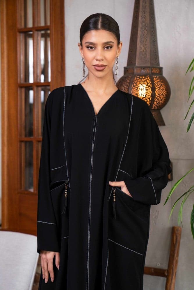 عباية بتصميم قصات باللون الابيض