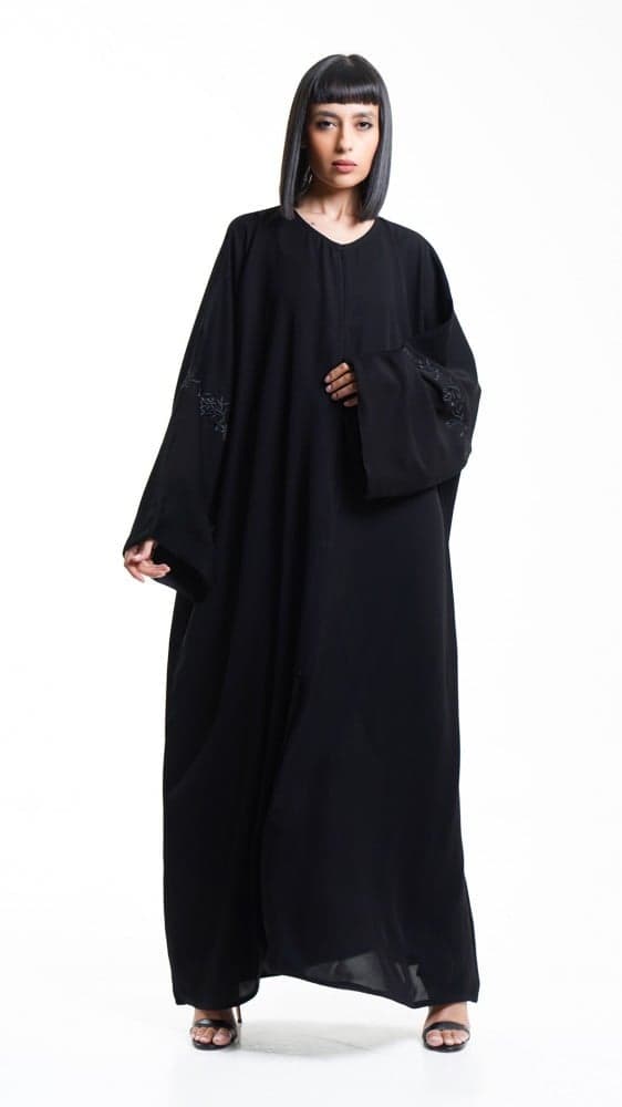 عباية بتطريز اسود من منتصف الاكمام