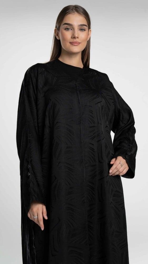 عباية بلمعة خفيفة وبكسرات من الخلف